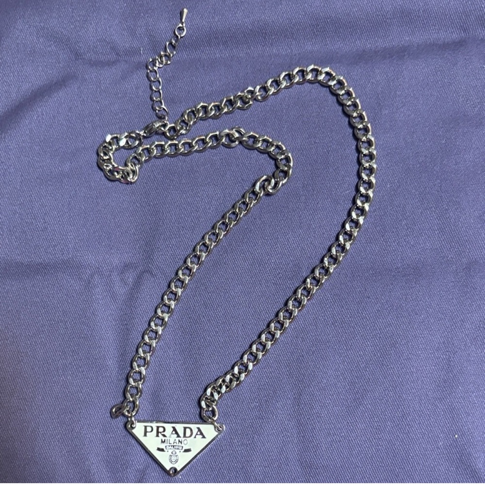 Elegant silver necklace